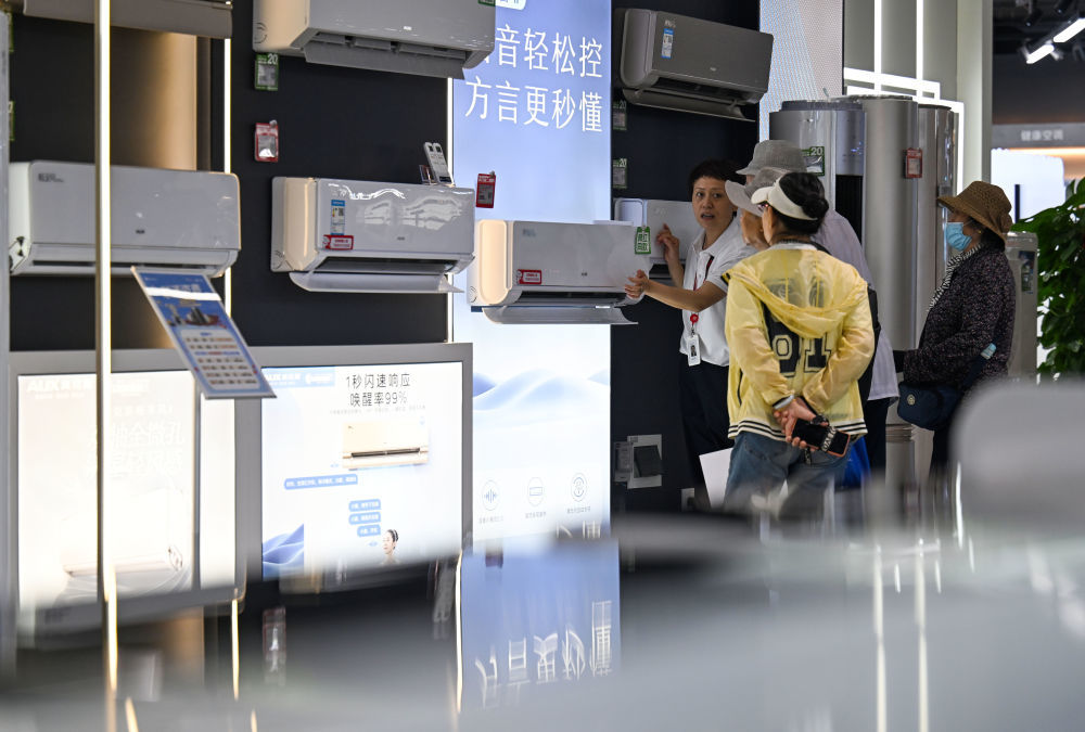 在天津市南开区的一家京东MALL超级体验店，顾客在选购空调。新华社记者赵子硕摄