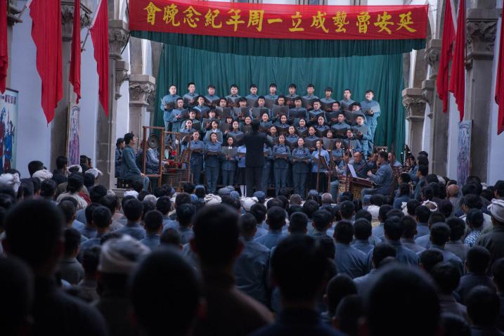 电影《音乐家》中，由演员胡军扮演的冼星海指挥黄河大合唱。