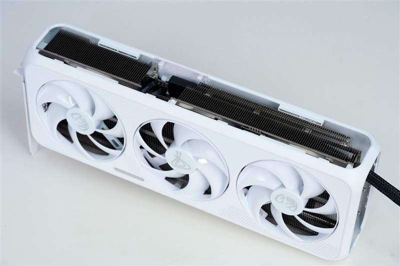 电竞叛客RTX 5070 Ti MAX显卡评测:300W性能释放畅玩4K 隐藏电源线设计海景房绝配