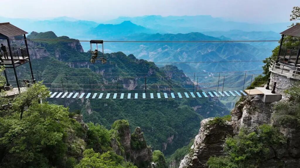 近日,在保定白石山景区,游客体验高空自行车旅游项目。保定白石山景区供图