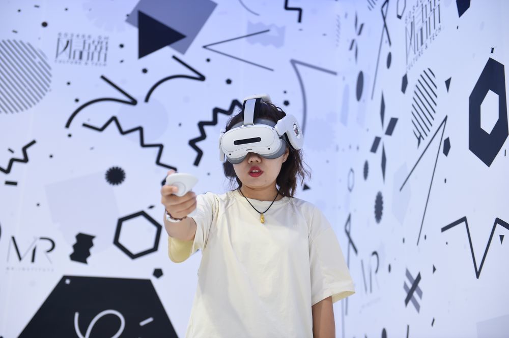 ↑ 9月11日，参展者在文旅服务专题展区海淀展厅体验沉浸式VR大空间项目。