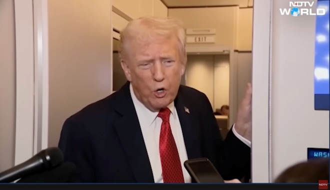 特朗普19日在“空军一号”上回答记者提问。图源:印媒视频截图