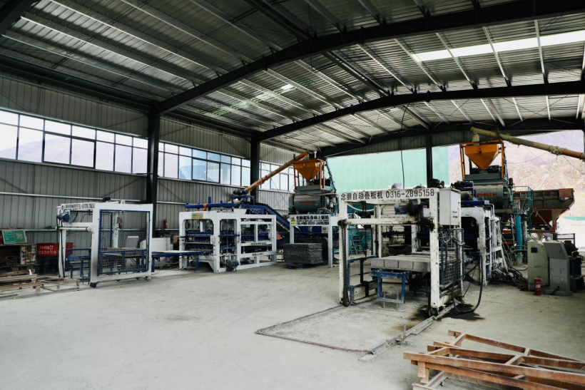 图为材料加工的厂房内。次仁罗布 摄