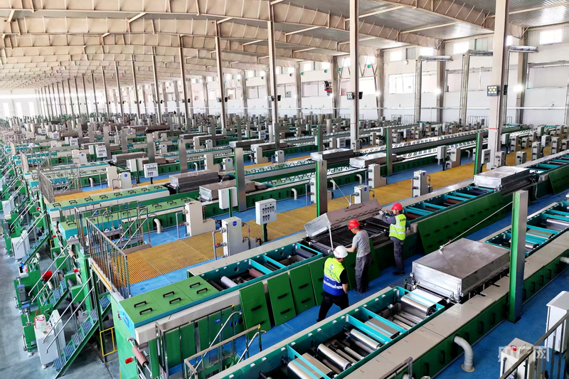 新疆信达技术有限公司在查看机组 （央广网发 马晓杉 摄）