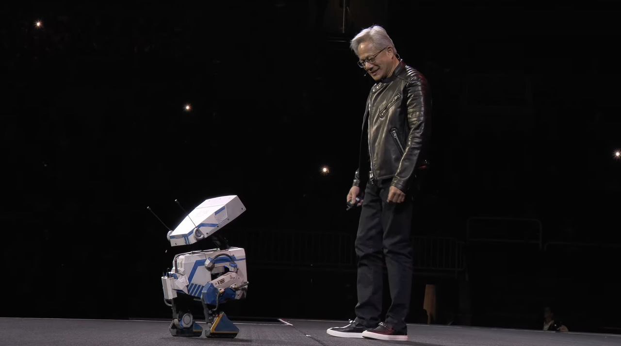 刚刚,黄仁勋甩出三代核弹 AI 芯片!个人超算每秒运算 1000 万亿次,DeepSeek 成最大赢家