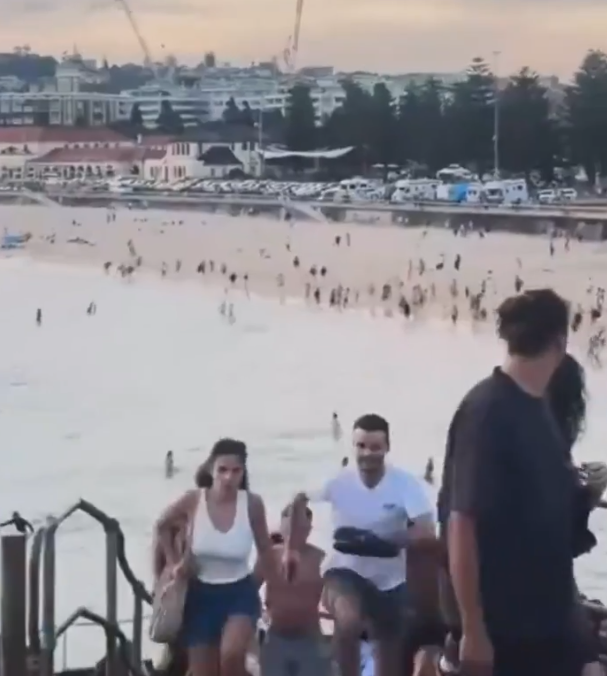 邦迪海滩发生大规模枪击事件,民众四散奔逃。 视频截图