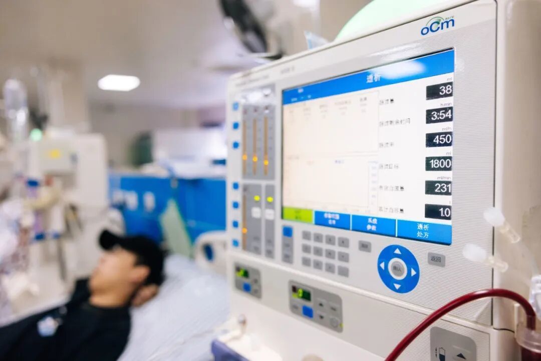 李晓明在透析中心的病床上 / 南风窗记者 郭嘉亮 摄