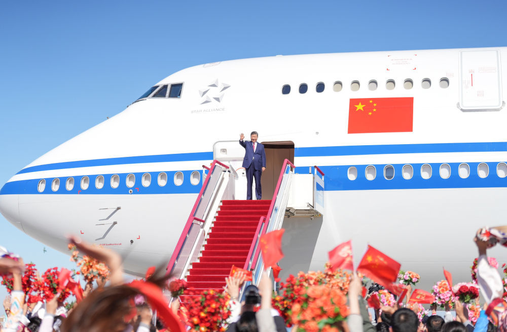 中共中央总书记、国家主席、中央军委主席习近平在乌鲁木齐出席新疆维吾尔自治区成立70周年庆祝活动后,9月25日中午乘专机返回北京。这是习近平在乌鲁木齐天山国际机场向前来欢送的各族群众挥手致意。新华社记者 李琰 摄