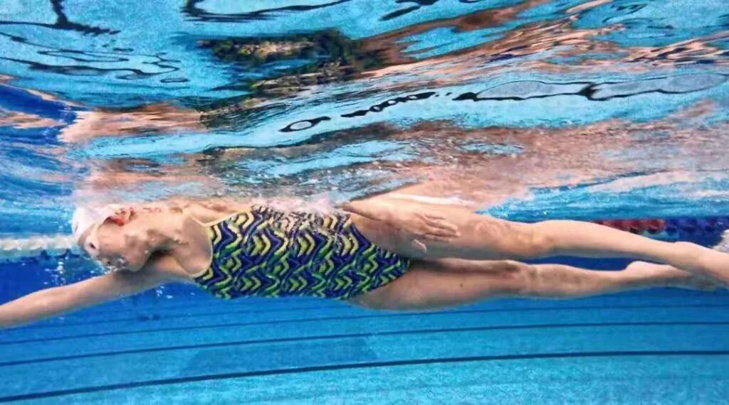 小雪上环后在游泳馆内游泳