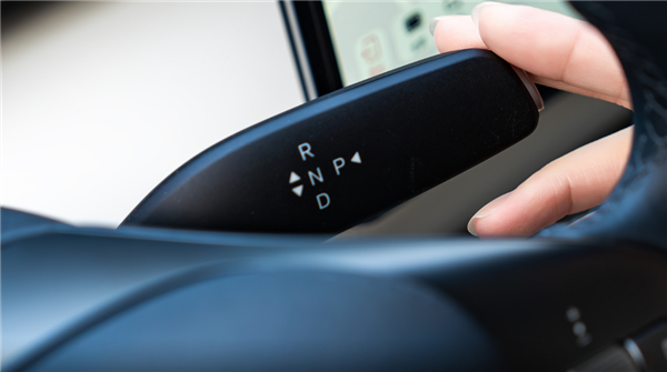 比亚迪秦L EV内饰官图发布:前备箱、怀挡、小冰箱统统安排上