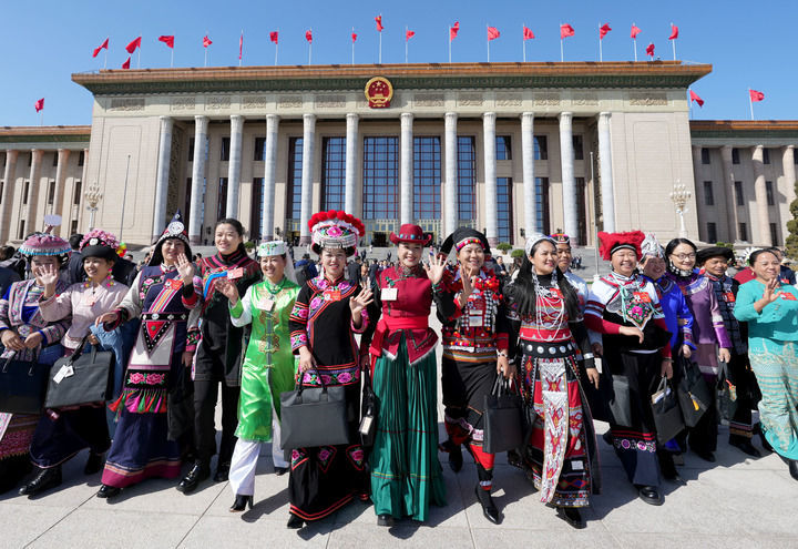 2024年3月8日，十四届全国人大二次会议第二次全体会议结束后，女代表在北京人民大会堂前合影留念。新华社记者 王毓国 摄