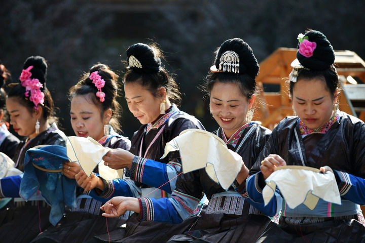 2019年3月12日，在贵州省黎平县侗品源传统工艺农民专业合作社，侗族妇女在刺绣。新华社记者 杨文斌 摄