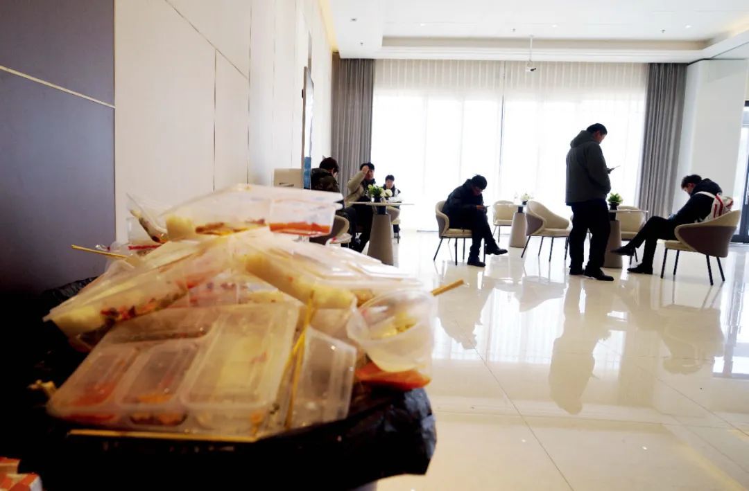 2024年12月,河南郑州一处短剧创作基地内正在休息的剧组。图/视觉中国