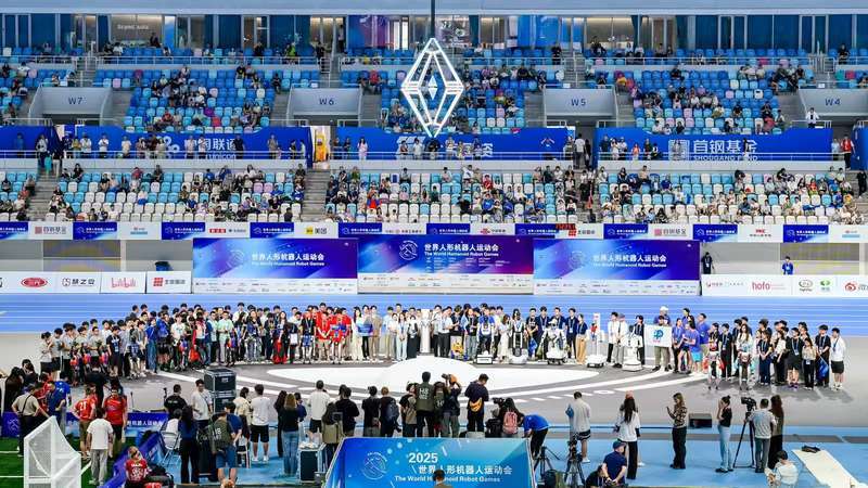 ▲2025年8月17日下午,2025世界人形机器人运动会圆满闭幕,“智芯”缓缓下沉将进行封存。图/主办方供图