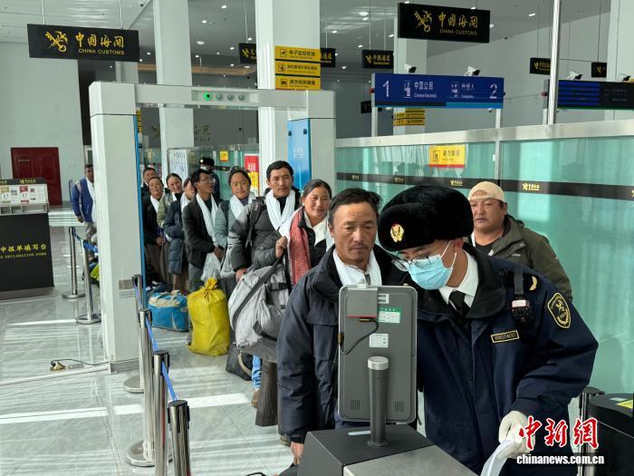 图为日喀则海关关员在里孜口岸保障首批尼泊尔旅行团入境通关。拉萨海关供图