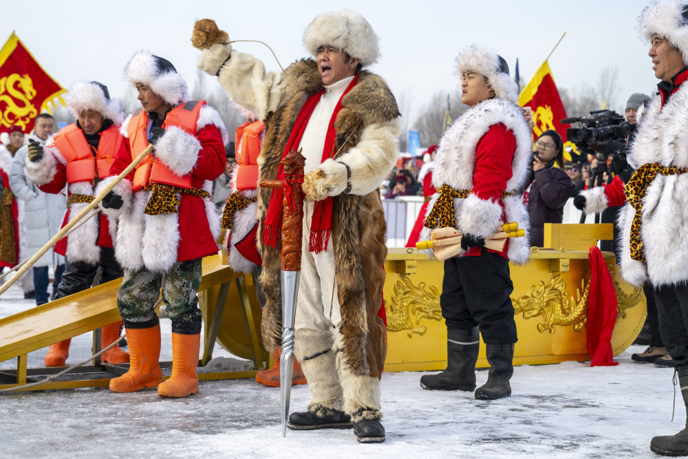 ↑2025年12月7日，在第六届哈尔滨采冰节现场，“冰把头”带领“采冰汉子”去采头冰。
