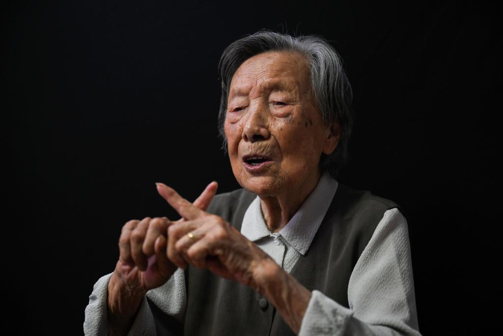 ↑2025年5月21日，夏淑琴讲述自己和妹妹当时在房子里躲了十几天的经历。