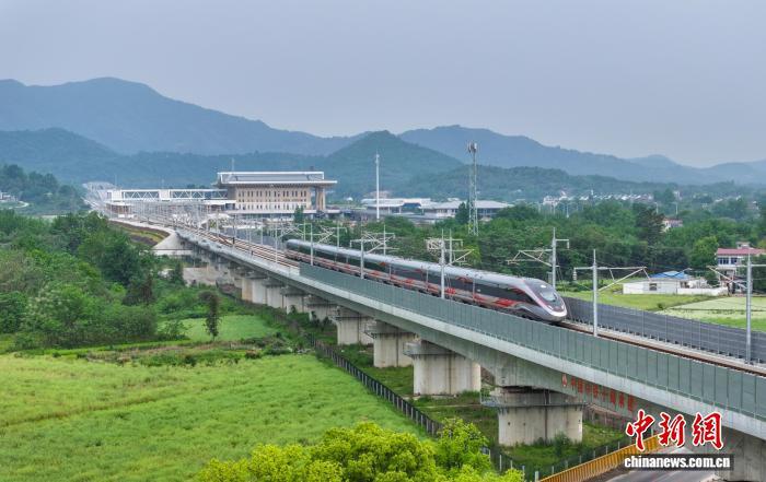 2024年4月26日,随着首趟列车从九华山车站缓缓驶出,新建池州至黄山高速铁路正式开通运营。(无人机照片) 刘玉才 摄