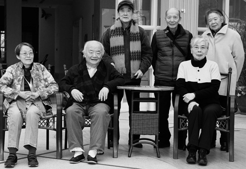 2019年,友人来养老院探望钱理群