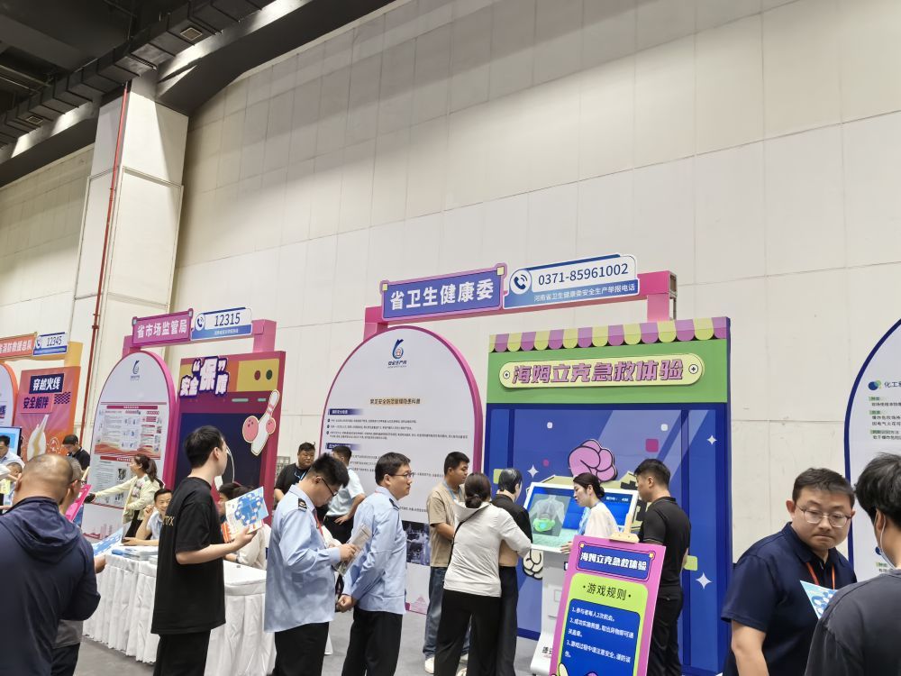 图为6月16日在2025年全国“安全宣传咨询日”郑州主场活动中进行的应急科普宣传互动体验。新华社记者 马意翀 摄