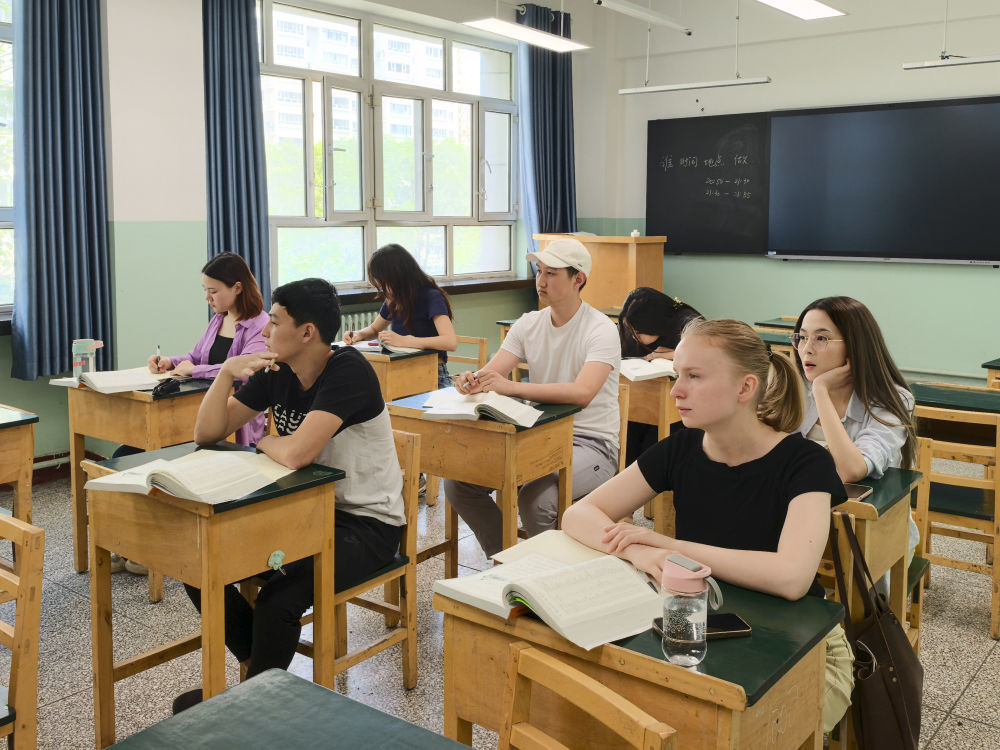 6月5日，中亚留学生在乌鲁木齐职业大学学习中文（手机照片）。新华社记者 张瑜 摄
