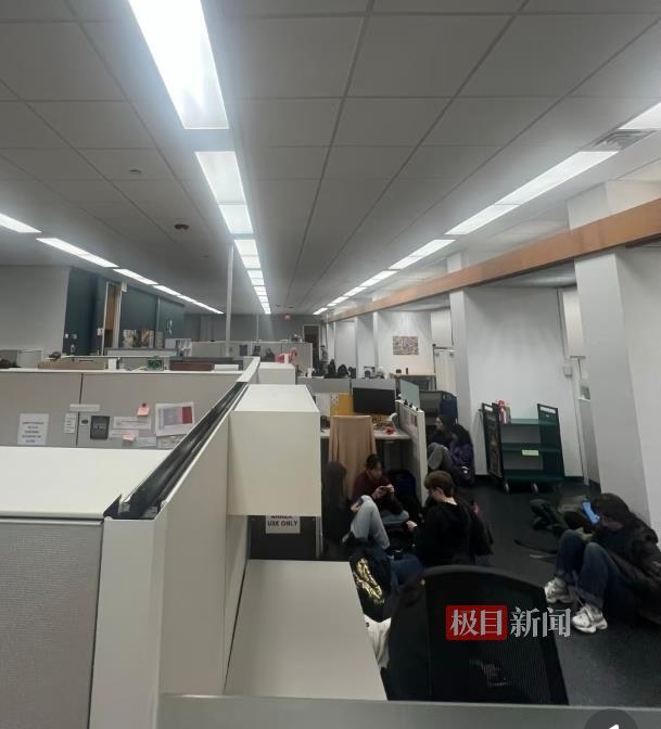 学生们在图书馆一房间躲避 (受访者供图)