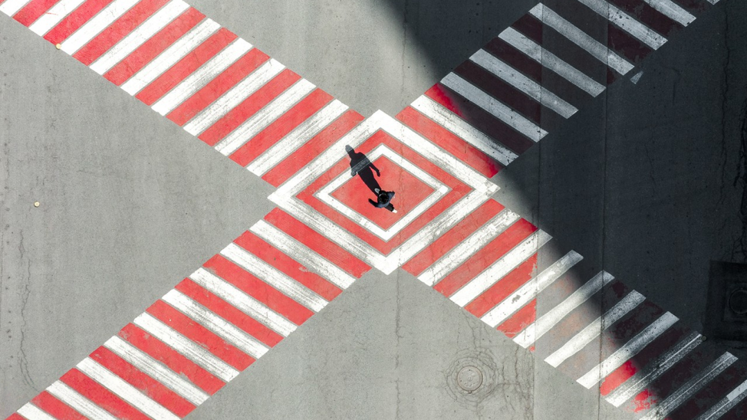 罗永浩站在十字路口