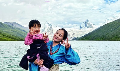 游客在西藏萨普景区游玩。本报记者 方莉摄/光明图片