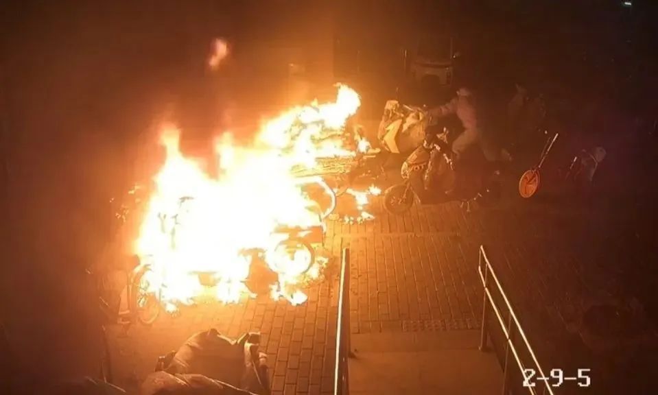 【京华好风气】午夜突然起火！北京这小区，他们不顾安危出手！