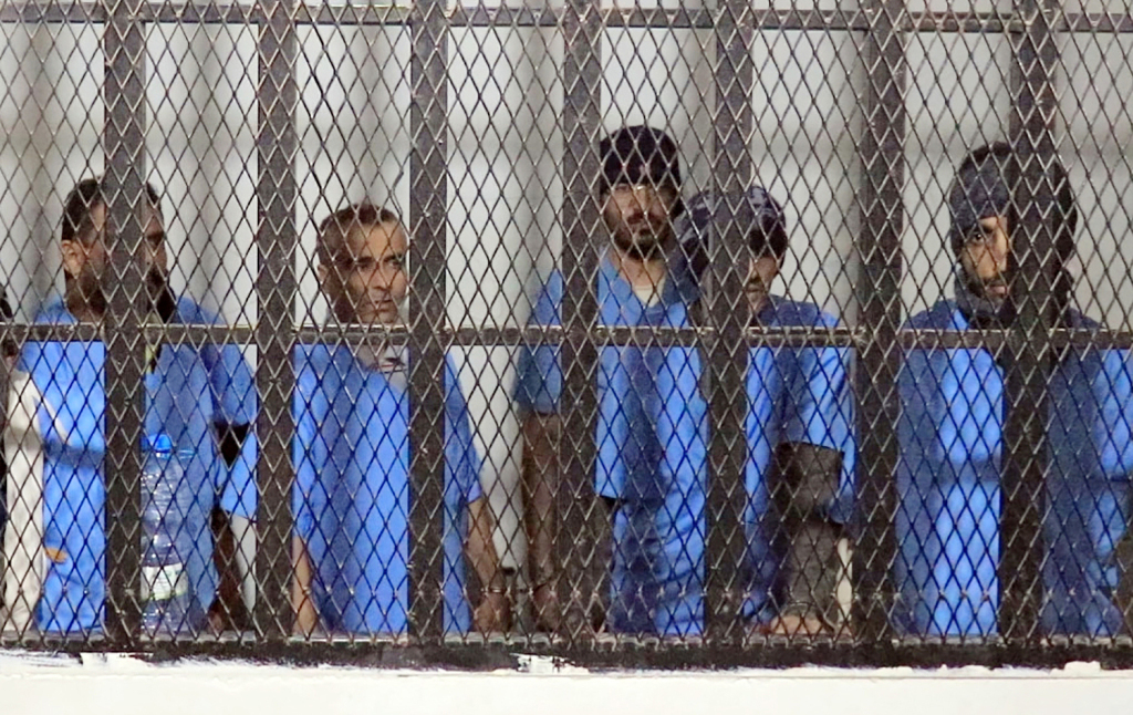 当地时间2025年11月22日,也门萨那,在国家安全法院的宣判听证会上,被告站在被告席上。视觉中国 图