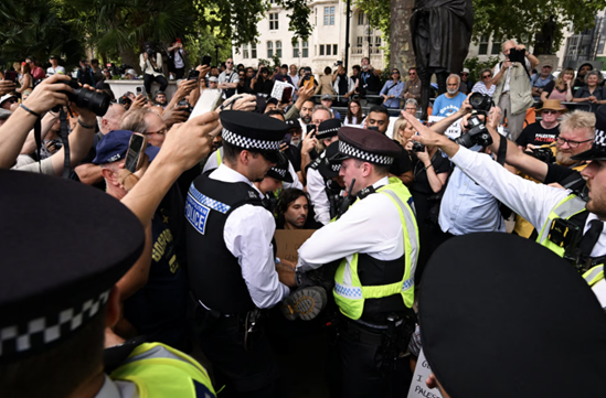 当地时间9日,英国伦敦爆发一场大规模示威活动,警方逮捕逾466人。图源:英媒