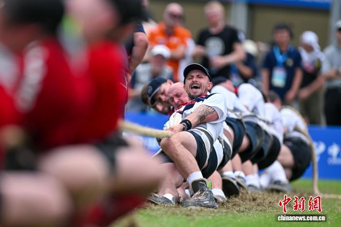 8月9日,2025年成都世运会男子室外拔河640公斤级决赛在东安湖体育公园中央广场进行,英国队胜瑞士队夺得冠军。 中新社记者 刘忠俊 摄