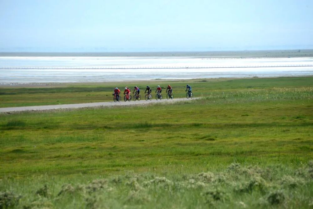 人们在巴里坤环湖公路上骑行。张健刚 摄