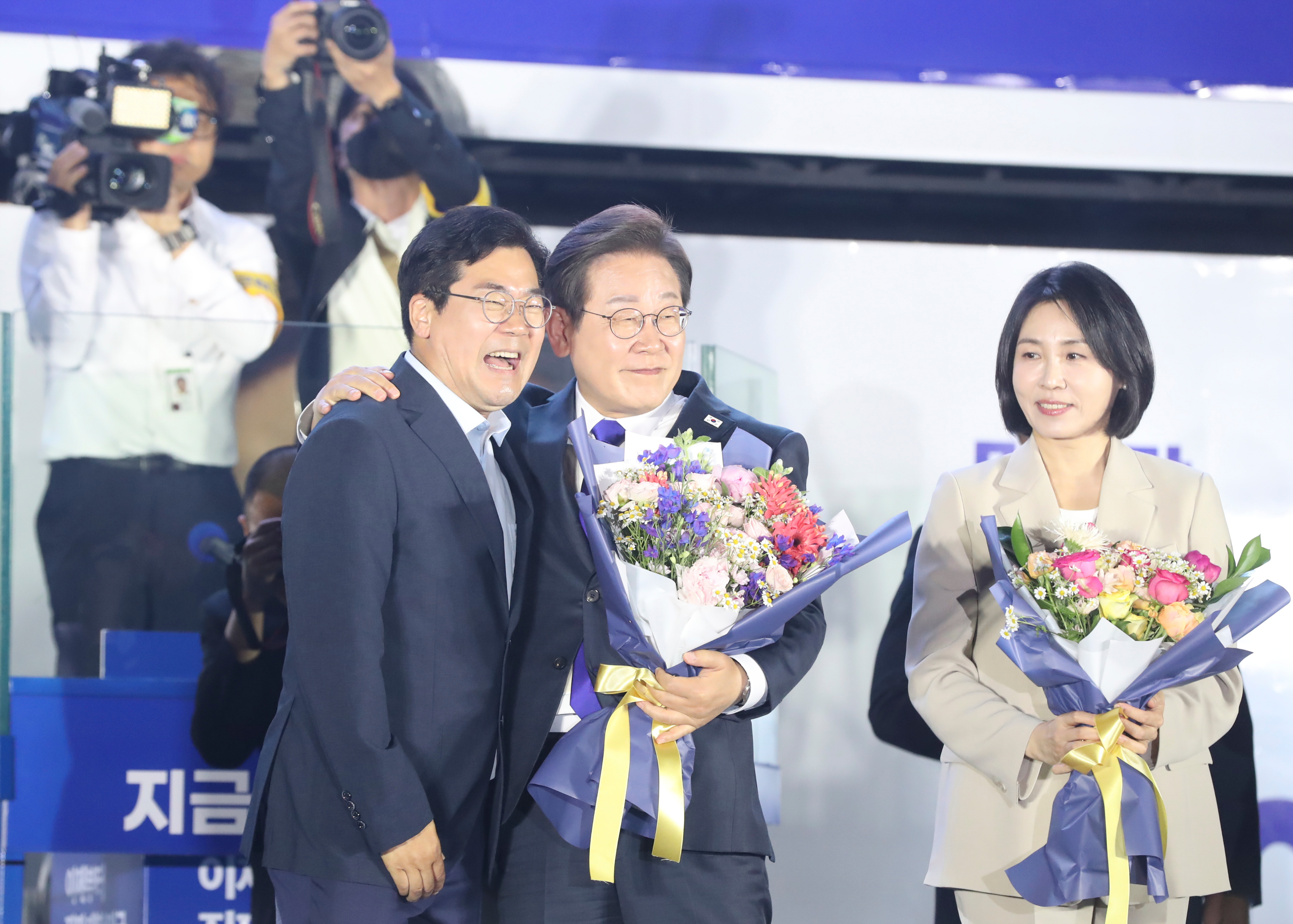 6月4日凌晨，李在明（中）在韩国首尔国会前庆祝。新华社记者姚琪琳摄