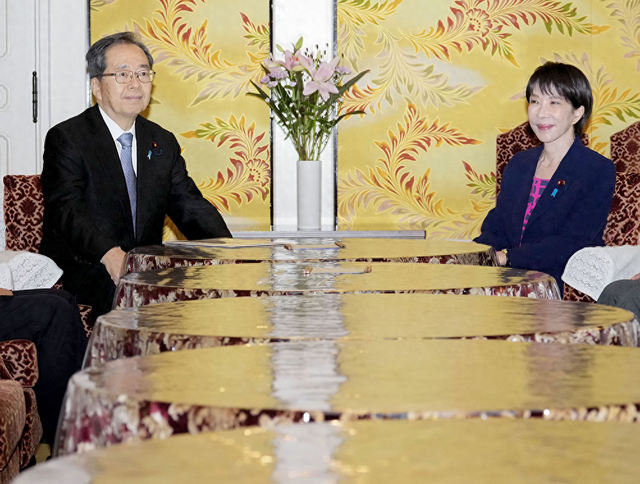 2025年10月10日,在日本东京,日本自民党总裁高市早苗(右)与公明党党首齐藤铁夫准备会谈。新华社 图