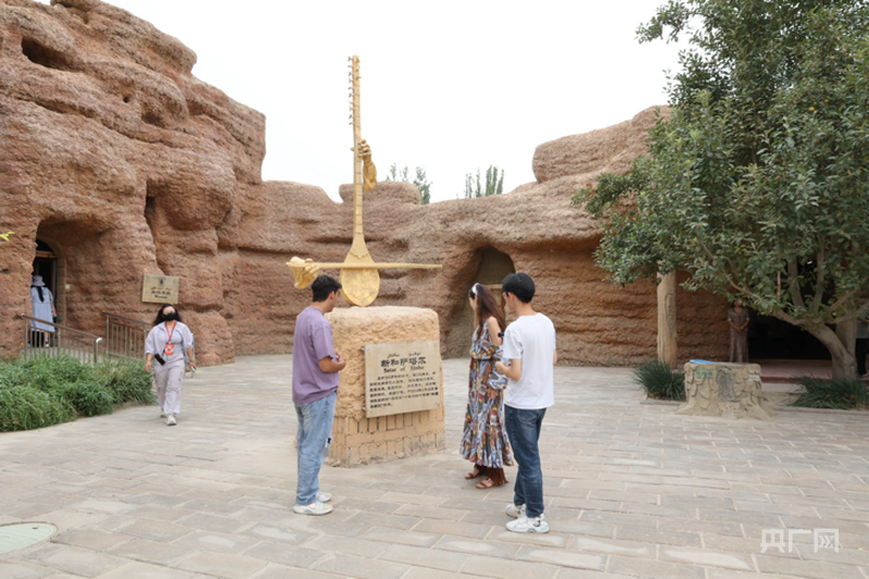 游客参观天籁加依景区（央广网记者 梁瑜琳 摄）