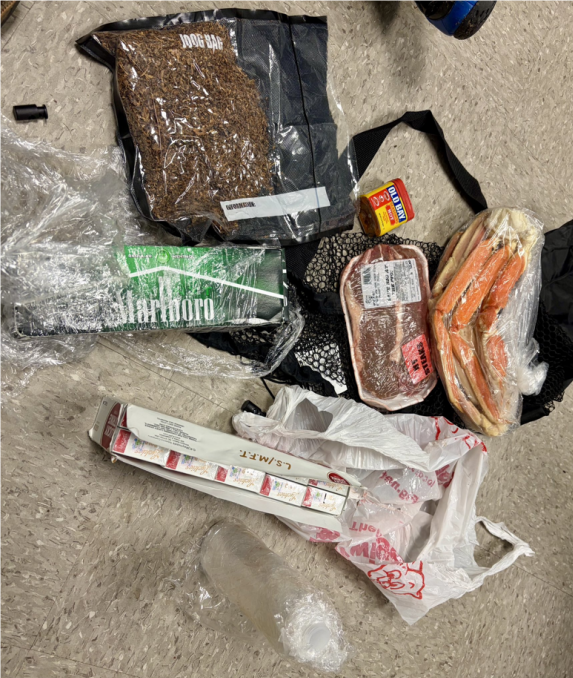 南卡罗来纳州惩教部门帖文配图显示,被查获的包裹中包含牛排、蟹腿、大麻等物品。