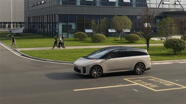 理想今年最重磅的新车!全新i8实车出街:你会考虑它吗