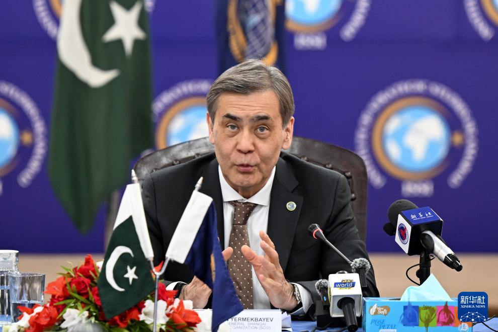 4月18日,上海合作组织秘书长叶尔梅克巴耶夫在巴基斯坦伊斯兰堡战略研究所作《上合组织在变化的全球秩序中的角色》的主题演讲。新华社发(艾哈迈德·卡迈勒摄)