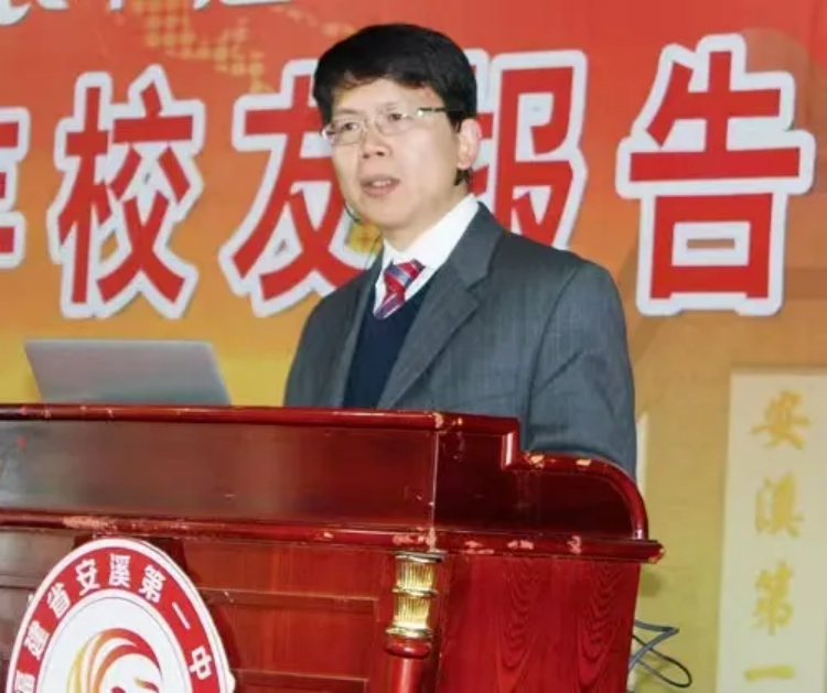 陳志堅(jiān)曾回母校安溪一中作報(bào)告/圖源:福建省安溪第一中學(xué)公眾號(hào)