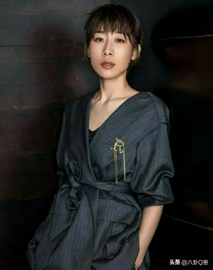 两年婚姻一年出轨，将前夫当小丑，“一尿”成名的她凭啥三封天后