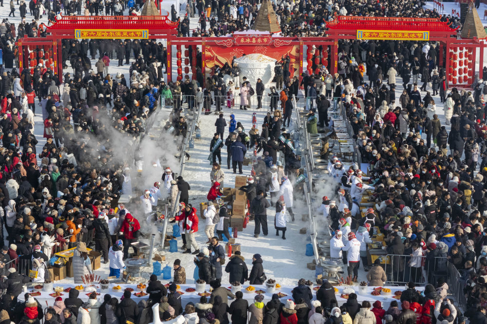 12月7日,市民和游客在第六届哈尔滨采冰节现场品尝美食(无人机照片)。新华社记者 张涛 摄