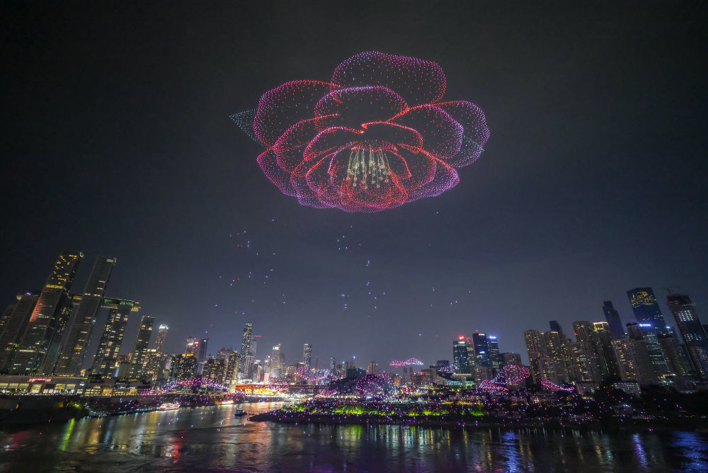 6月17日晚在重庆拍摄的无人机灯光秀表演。新华社记者黄伟 摄