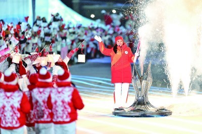 2月7日，第四棒火炬手张虹点燃主火炬。