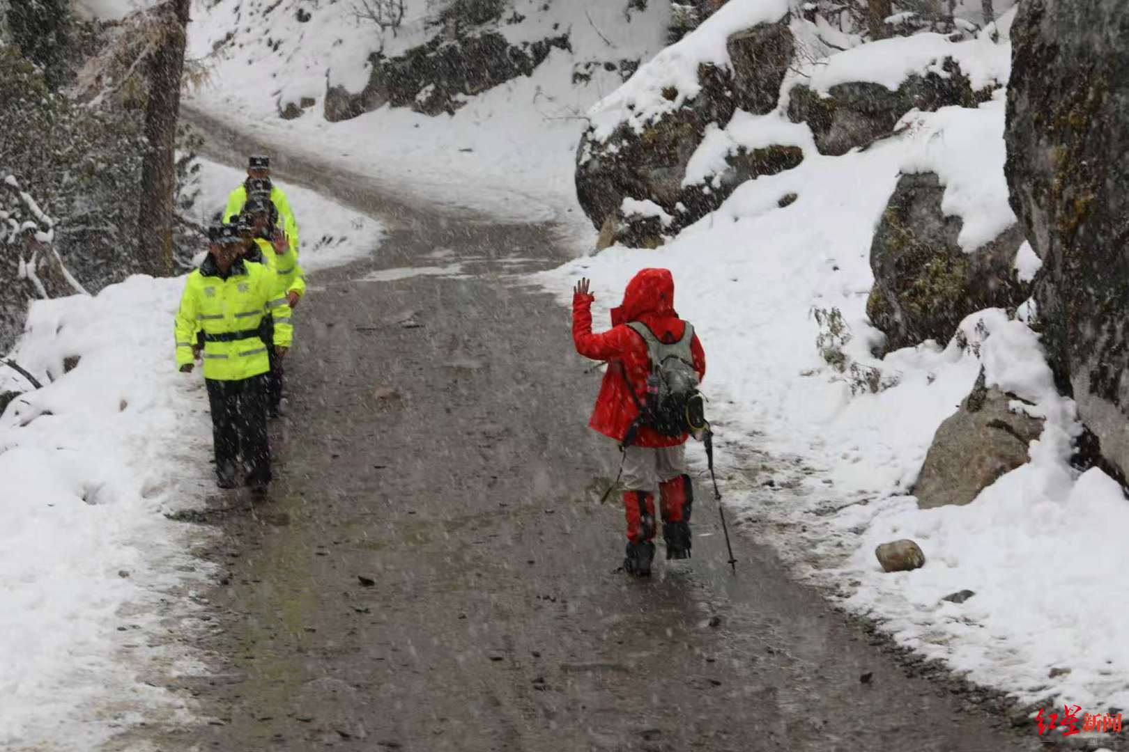 ▲丹东派出所民辅警在雪中巡逻 游客挥手致敬