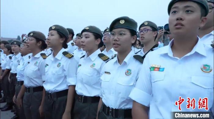 7月3日,50名参加“Customs YES 家国源流 首都北京行”活动的香港青少年在北京天安门广场齐声唱国歌、观看升旗仪式。 主办方供图