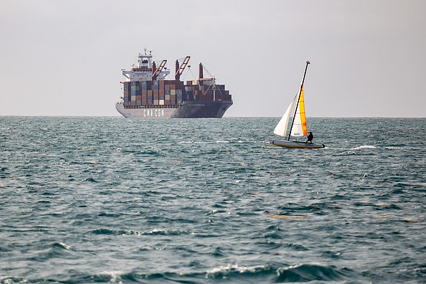 在印度洋航行的集装箱货船 视觉中国