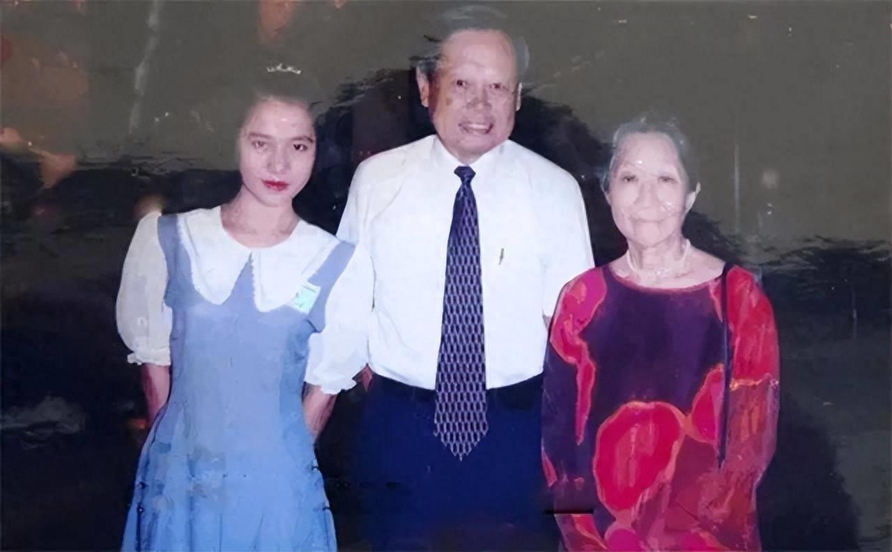 杨振宁(中)翁帆(左)在汕头大学相识