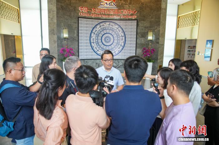 9月15日,中国—东盟特色商品汇聚中心国际市场总监张奕文接受媒体采访。陈冠言 摄