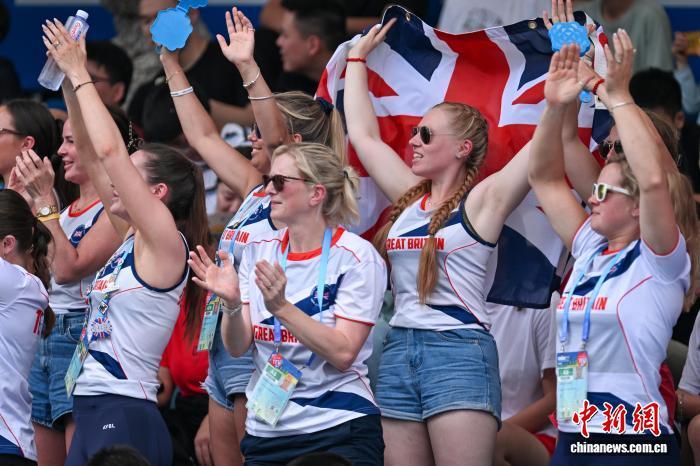 8月9日,2025年成都世运会男子室外拔河640公斤级决赛在东安湖体育公园中央广场进行,看台上观众为拔河参赛队员们加油呐喊。 中新社记者 刘忠俊 摄